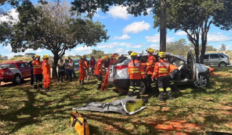 Colisão contra poste na BR-020 mobiliza helicóptero dos bombeiros e interdita trânsito